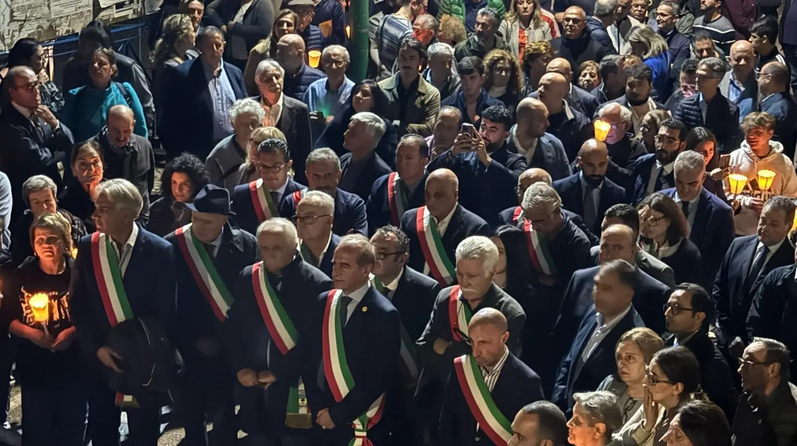 Santo Stefano si stringe attorno al sindaco Malara: grande partecipazione alla Marcia della solidarietà