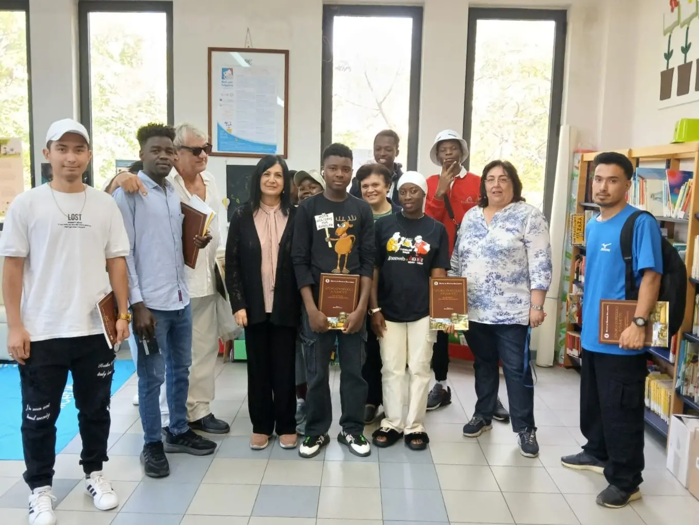 Gli ospiti del progetto Sai del Comune di Reggio in visita alla Biblioteca “De Nava”