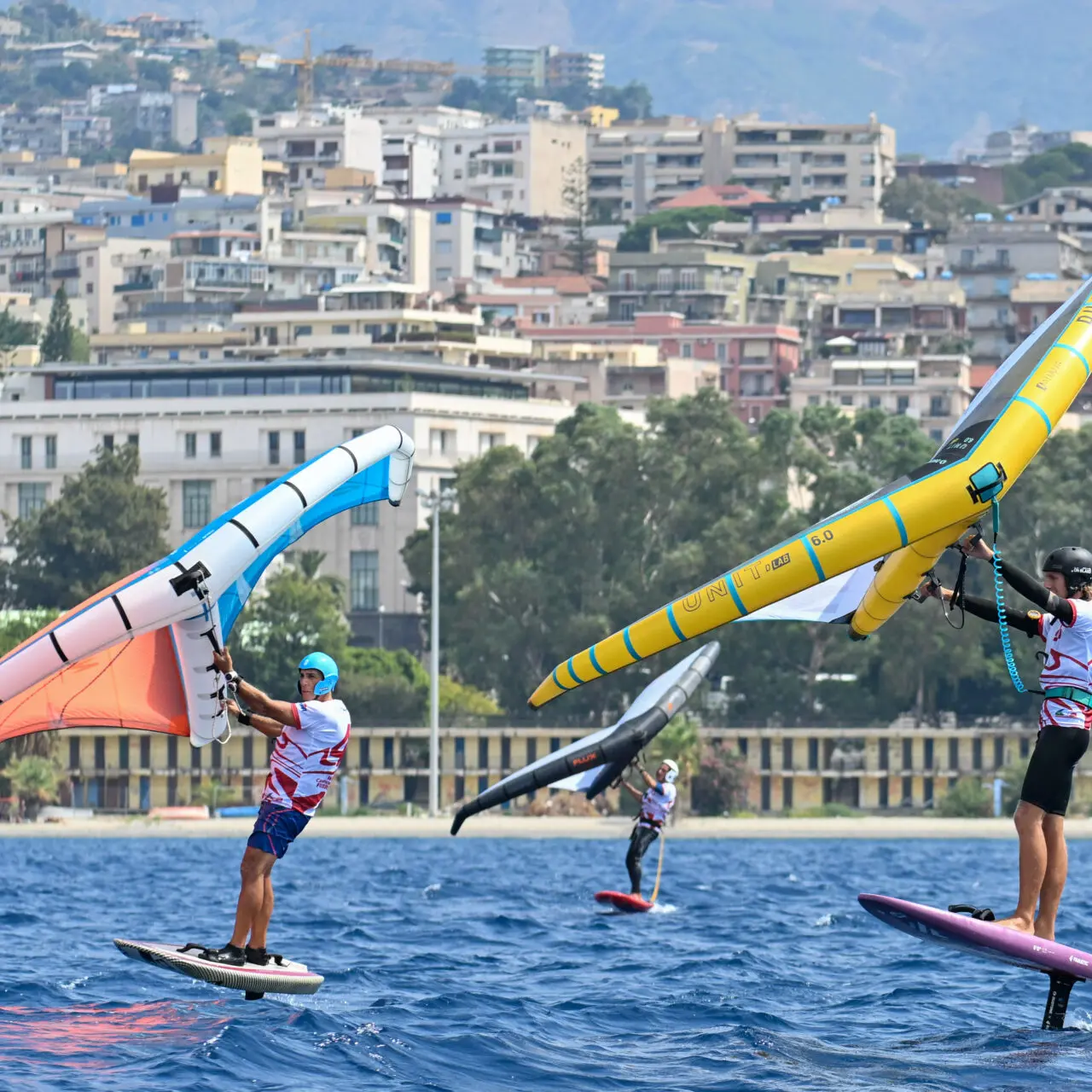Inizio del Campionato Italiano di Wingfoil Freeride: prime emozioni e momenti all’insegna dell’inclusione a Reggio Calabria
