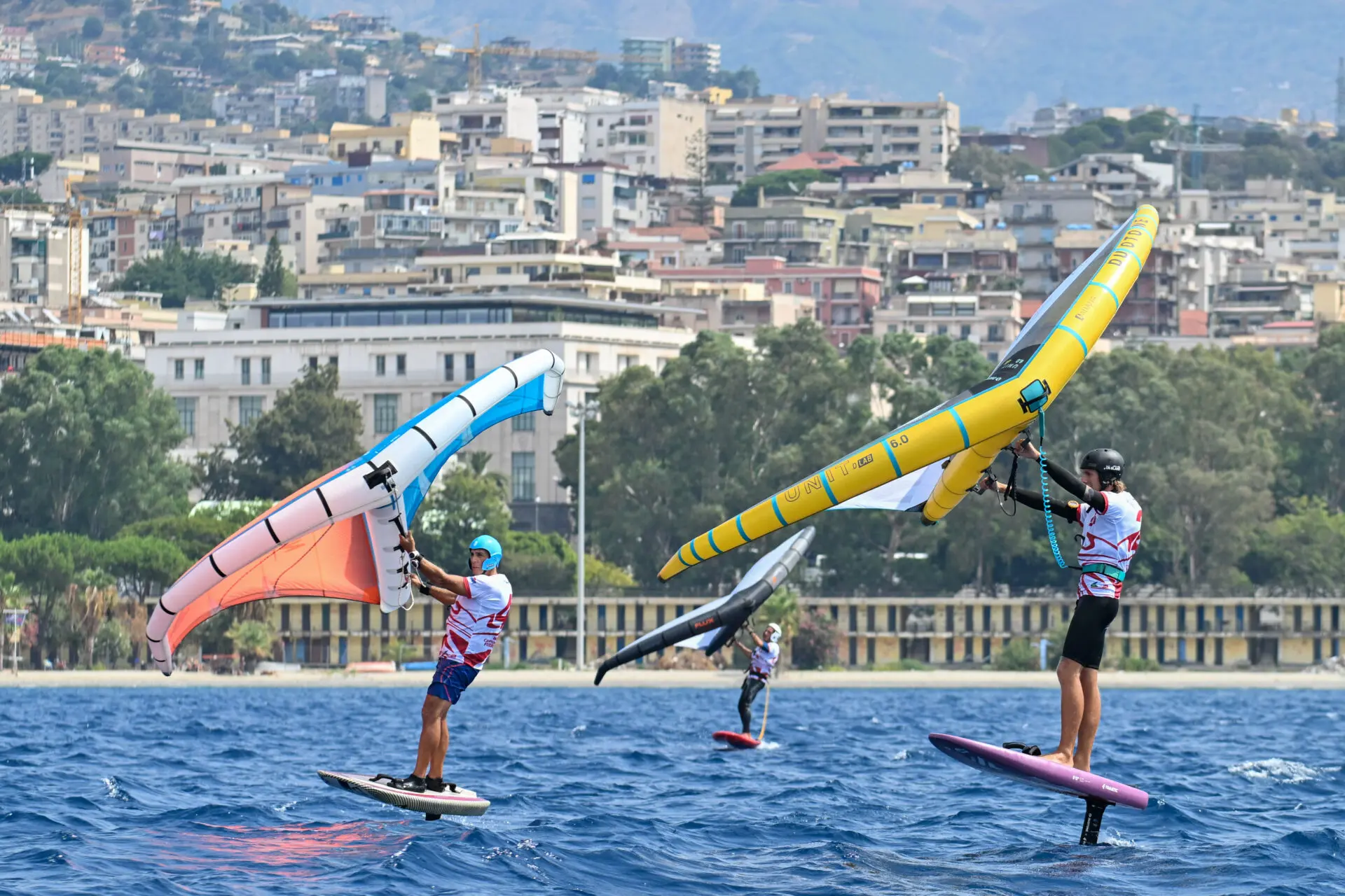 Inizio del Campionato Italiano di Wingfoil Freeride: prime emozioni e momenti all’insegna dell’inclusione a Reggio Calabria