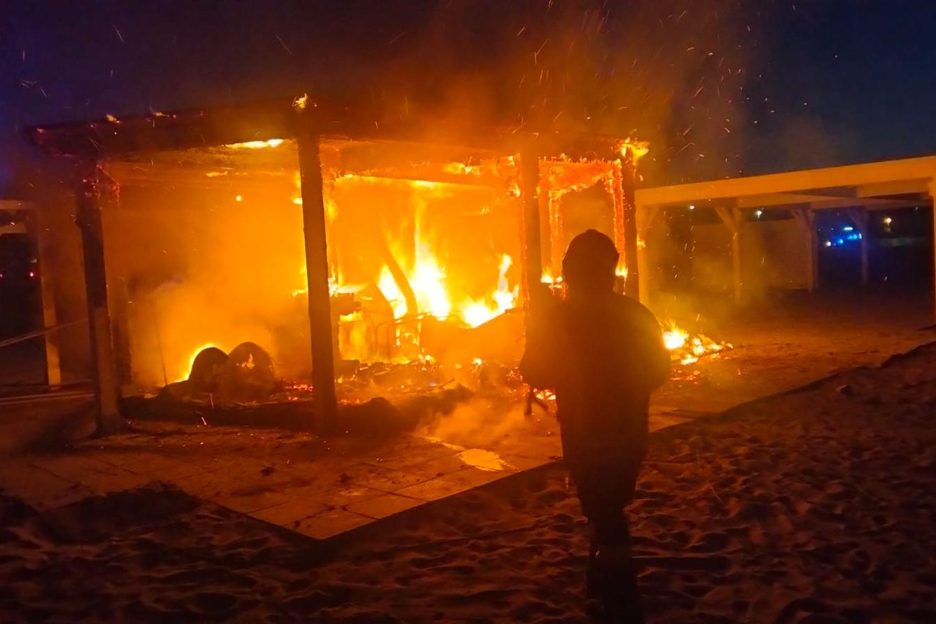 Roccella Jonica, fiamme in uno stabilimento balneare: indagini in corso