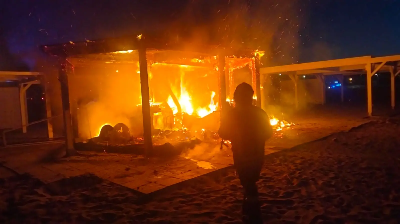 Roccella Jonica, fiamme in uno stabilimento balneare: indagini in corso