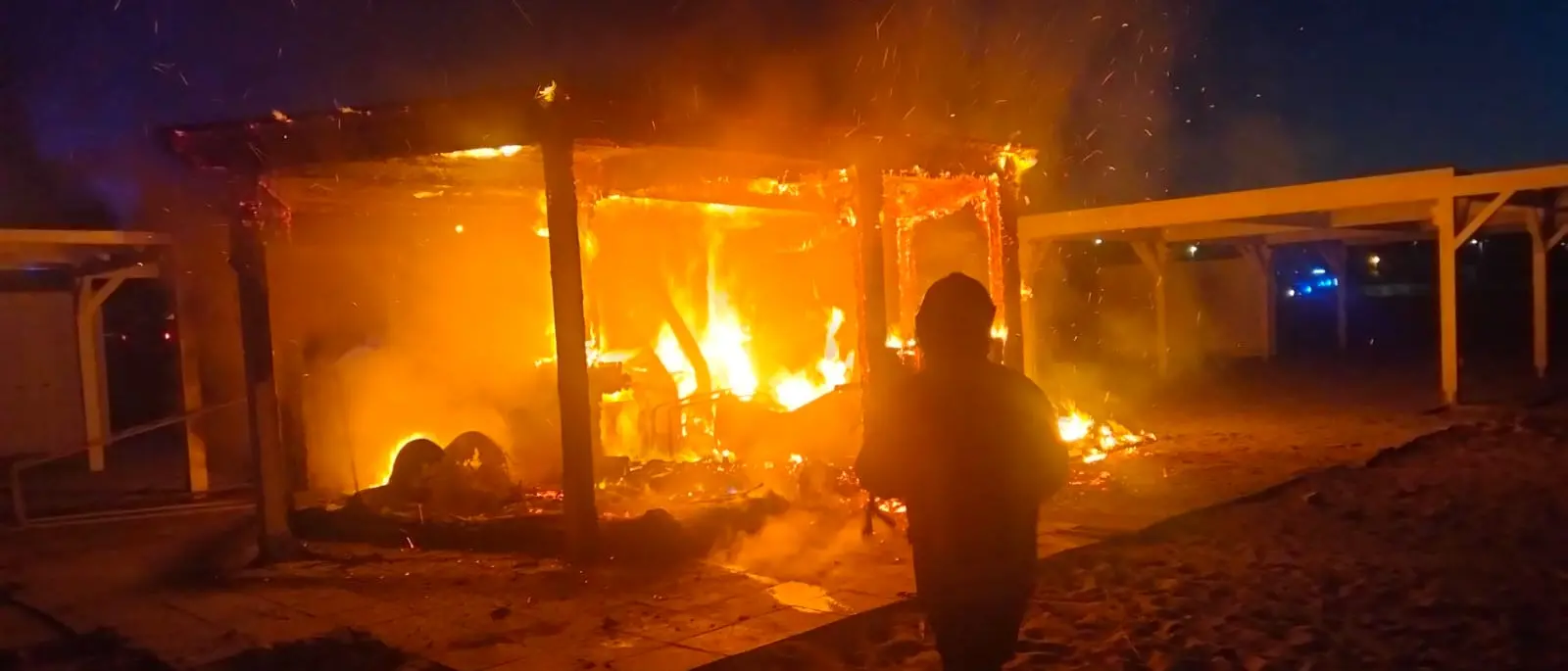 Roccella Jonica, fiamme in uno stabilimento balneare: indagini in corso