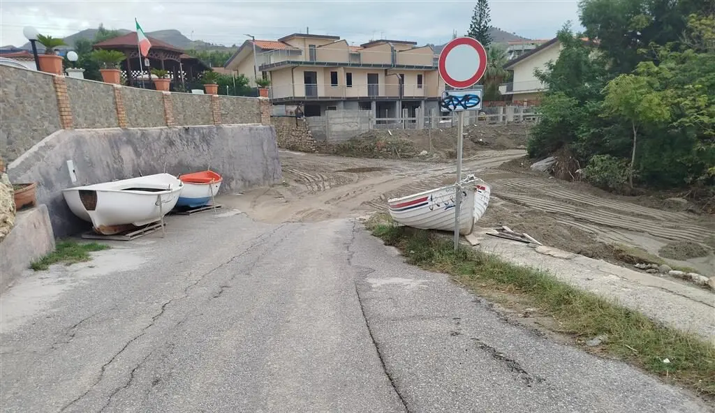 Ancadic chiede un ponte alla foce del Torrente Saetta: abitazioni isolate e problemi di fognatura a Lazzaro