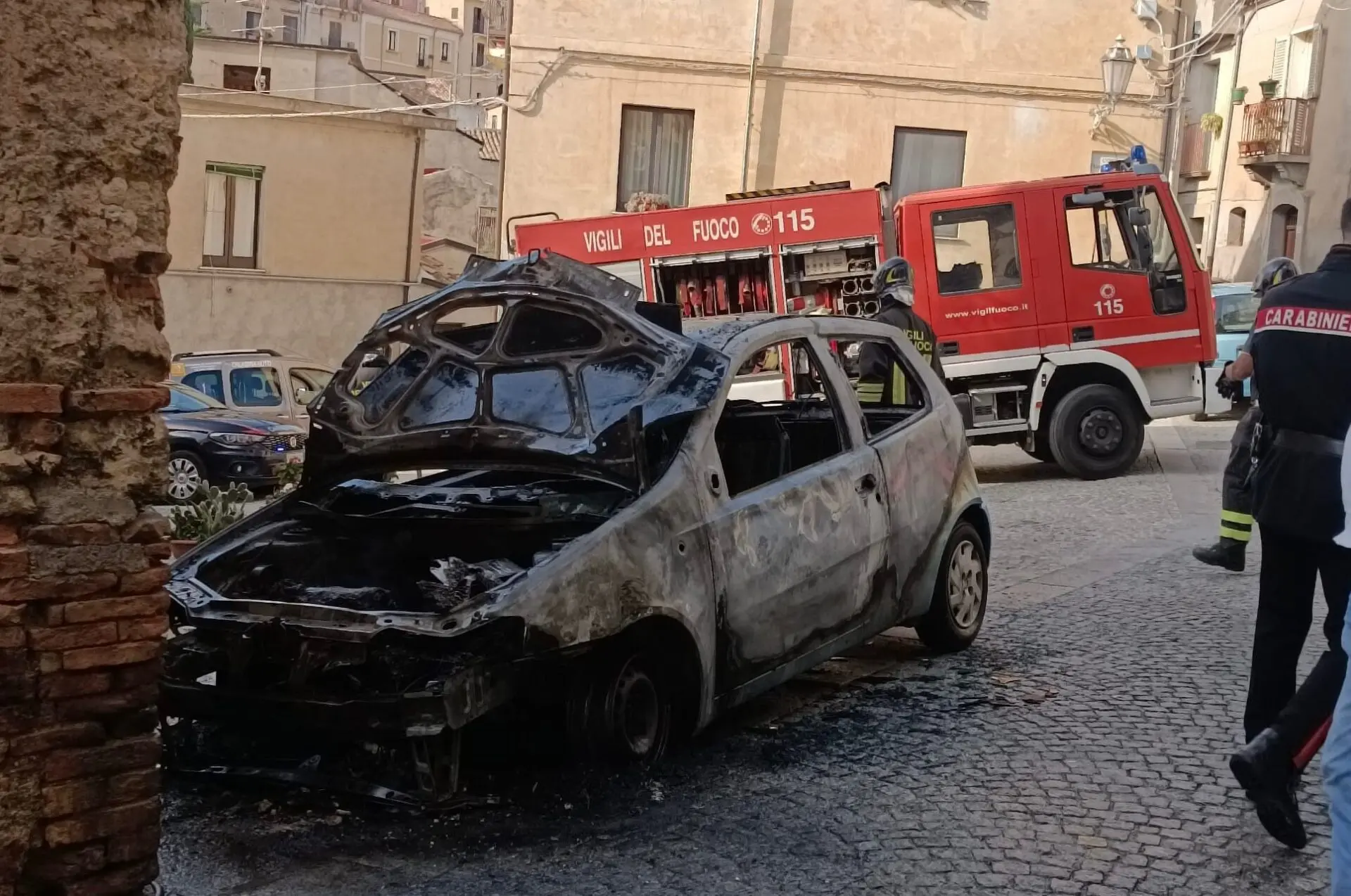 Paura a Gioiosa Jonica, auto in fiamme in pieno centro