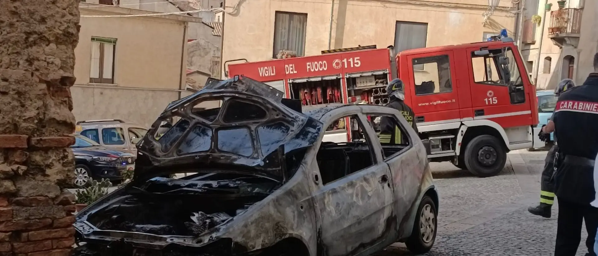 Paura a Gioiosa Jonica, auto in fiamme in pieno centro