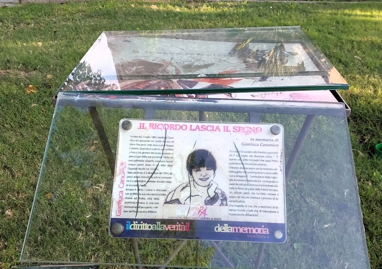 Riparata la teca in ricordo di Gianluca Canonico, Falcomatà: «Vicini a papà Pietro dopo il grave gesto»
