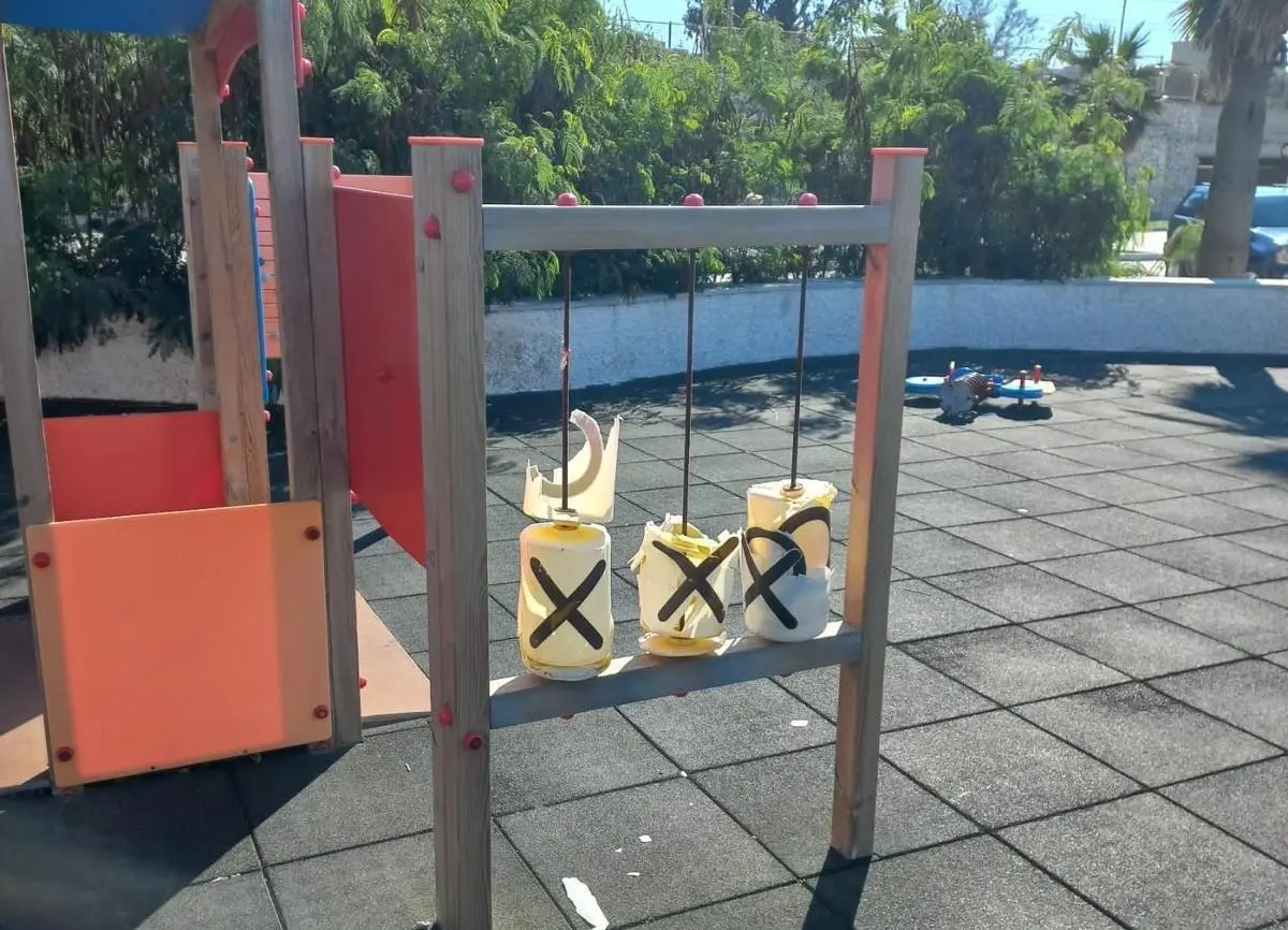 Reggio, danneggiata l'area giochi sul Lungomare di Pellaro