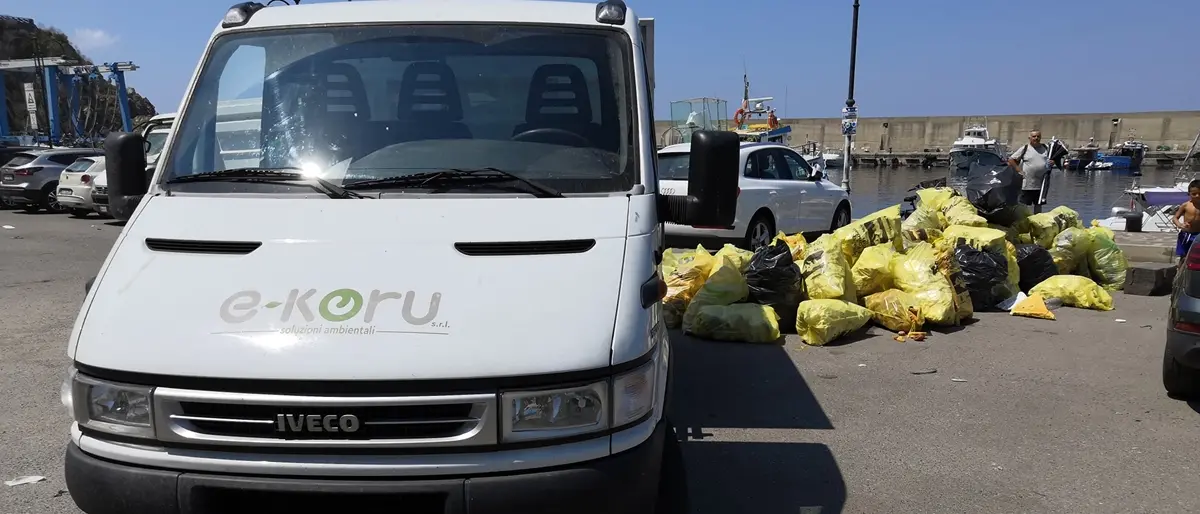 Raccolta rifiuti a Villa, Momento civico: «La società E-Koru deve ancora quattro stipendi ai dipendenti ma il Comune non paga da giugno»