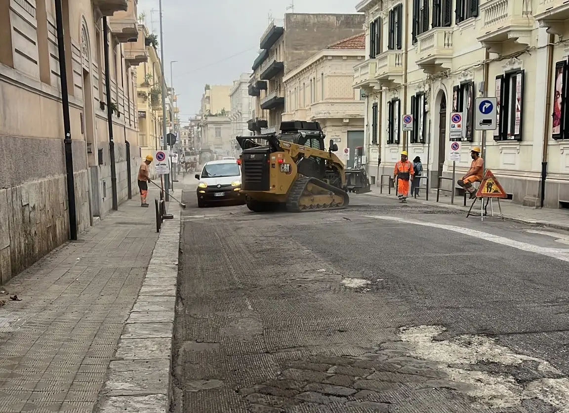 Procede il piano di rigenerazione delle arterie stradali a Reggio - FOTO