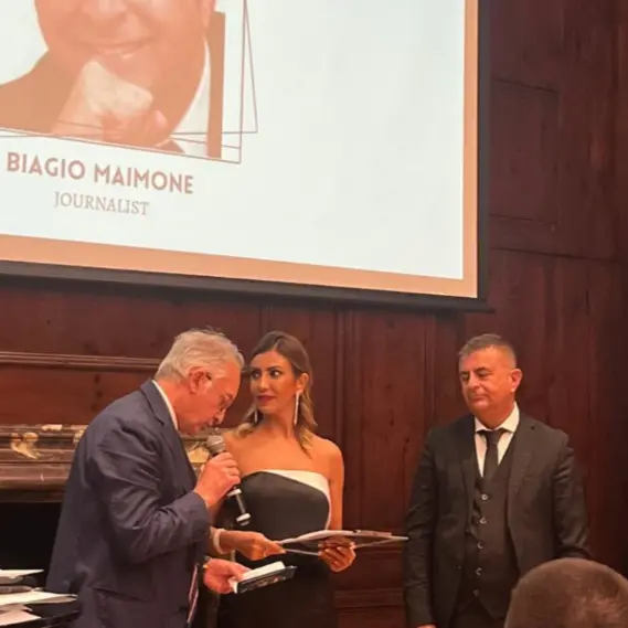 La Calabria trionfa a New York, il giornalista Maimone di Mammola riceve il Caruso Prize come comunicatore italiano del 2024