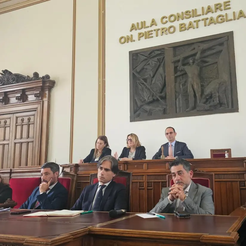 Reggio, Marra apre il consiglio comunale straordinario sulla Sanità: «Non restiamo indifferenti al bisogno di tante famiglie»