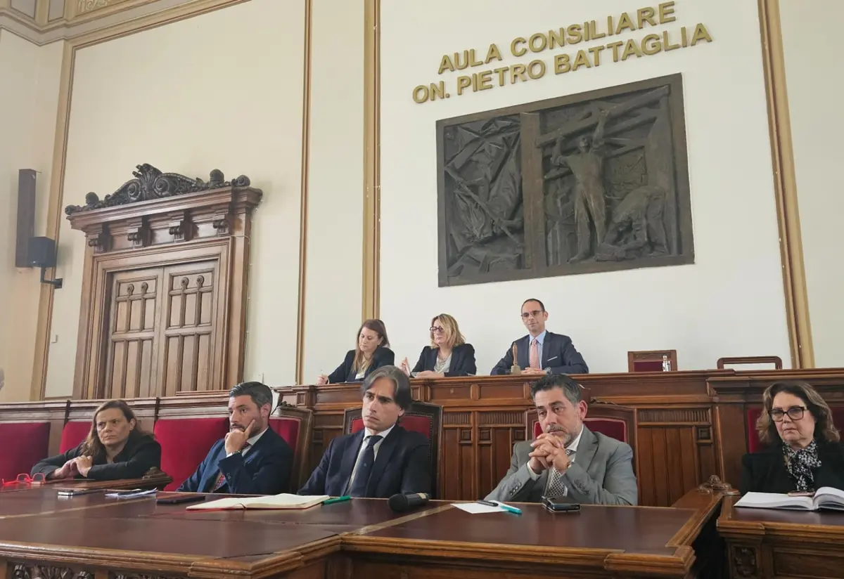 Reggio, Marra apre il consiglio comunale straordinario sulla Sanità: «Non restiamo indifferenti al bisogno di tante famiglie»