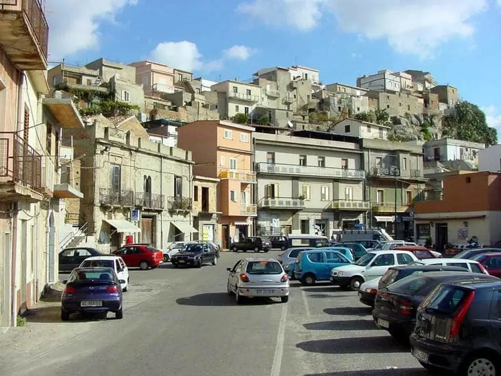 25 novembre, a Motta San Giovanni tre panchine rosse contro la violenza sulle donne