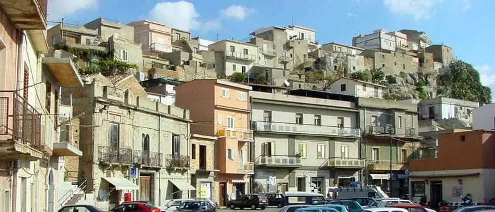 25 novembre, a Motta San Giovanni tre panchine rosse contro la violenza sulle donne