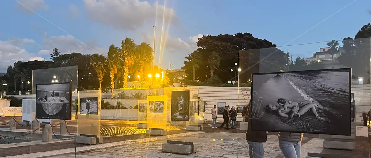 Un viaggio nell’universo di Letizia Battaglia: visita guidata alla mostra \"Senza Fine\" all’Arena dello Stretto