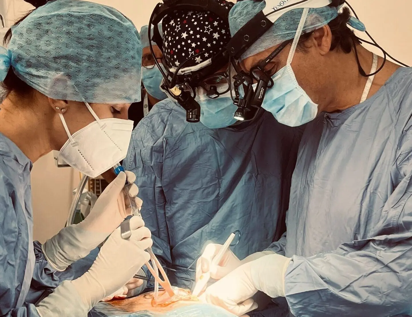 Il cardiochirurgo che ha eseguito il primo intervento in Italia di impianto di valvola mitralica biologica con approccio ibrido è calabrese