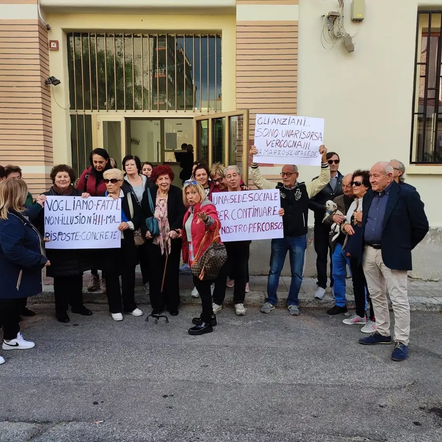 Reggio, al centro sociale di Sbarre la protesta degli anziani: «La nostra sala è l'unica non riqualificata»