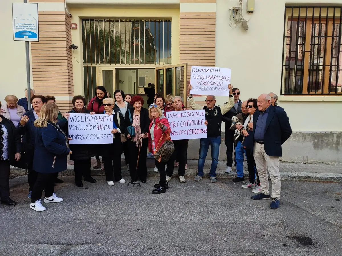 Reggio, al centro sociale di Sbarre la protesta degli anziani: «La nostra sala è l'unica non riqualificata»
