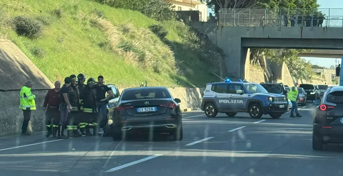 Reggio, incidente sulla ss 106: coinvolti due veicoli