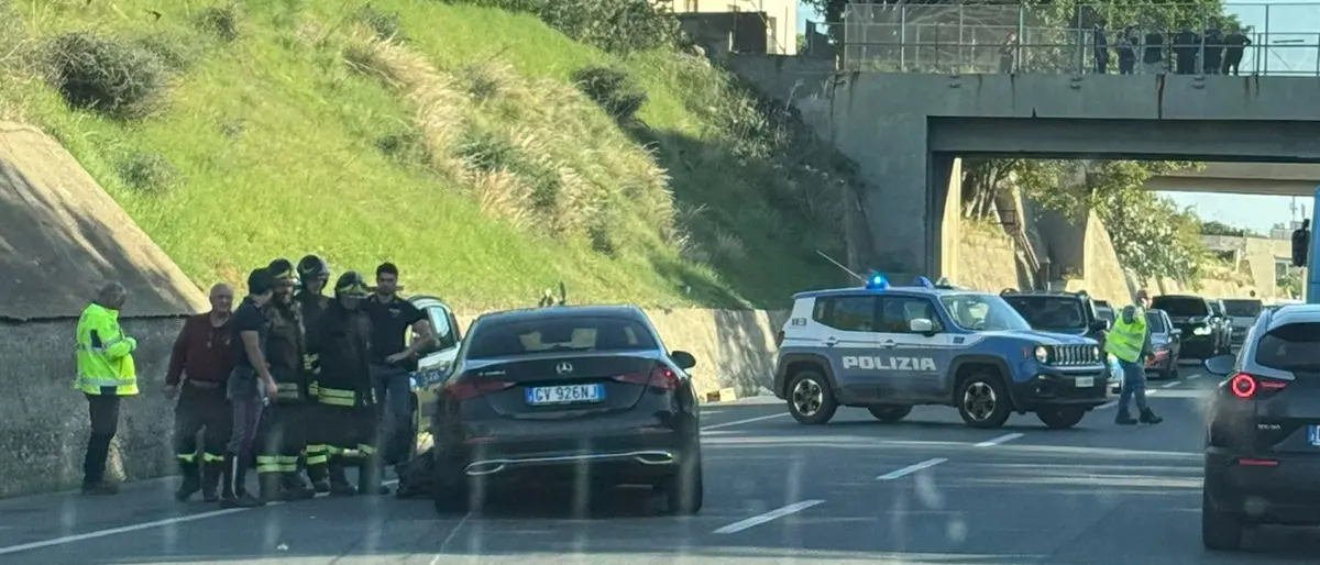 Reggio, incidente sulla ss 106: coinvolti due veicoli