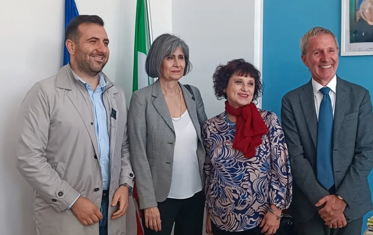 Caulonia, l’assessore regionale Caracciolo in visita all'istituto “Falcone-Borsellino”