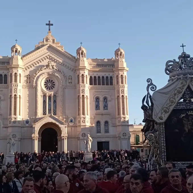 Reggio, sulle spalle dei portatori la vara Madonna della Consolazione ritorna all’Eremo