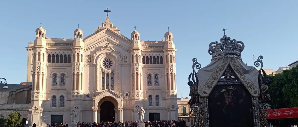 Reggio, sulle spalle dei portatori la vara Madonna della Consolazione ritorna all’Eremo