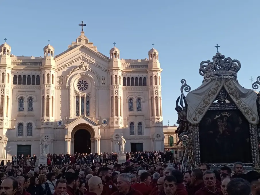 Reggio, sulle spalle dei portatori la vara Madonna della Consolazione ritorna all’Eremo