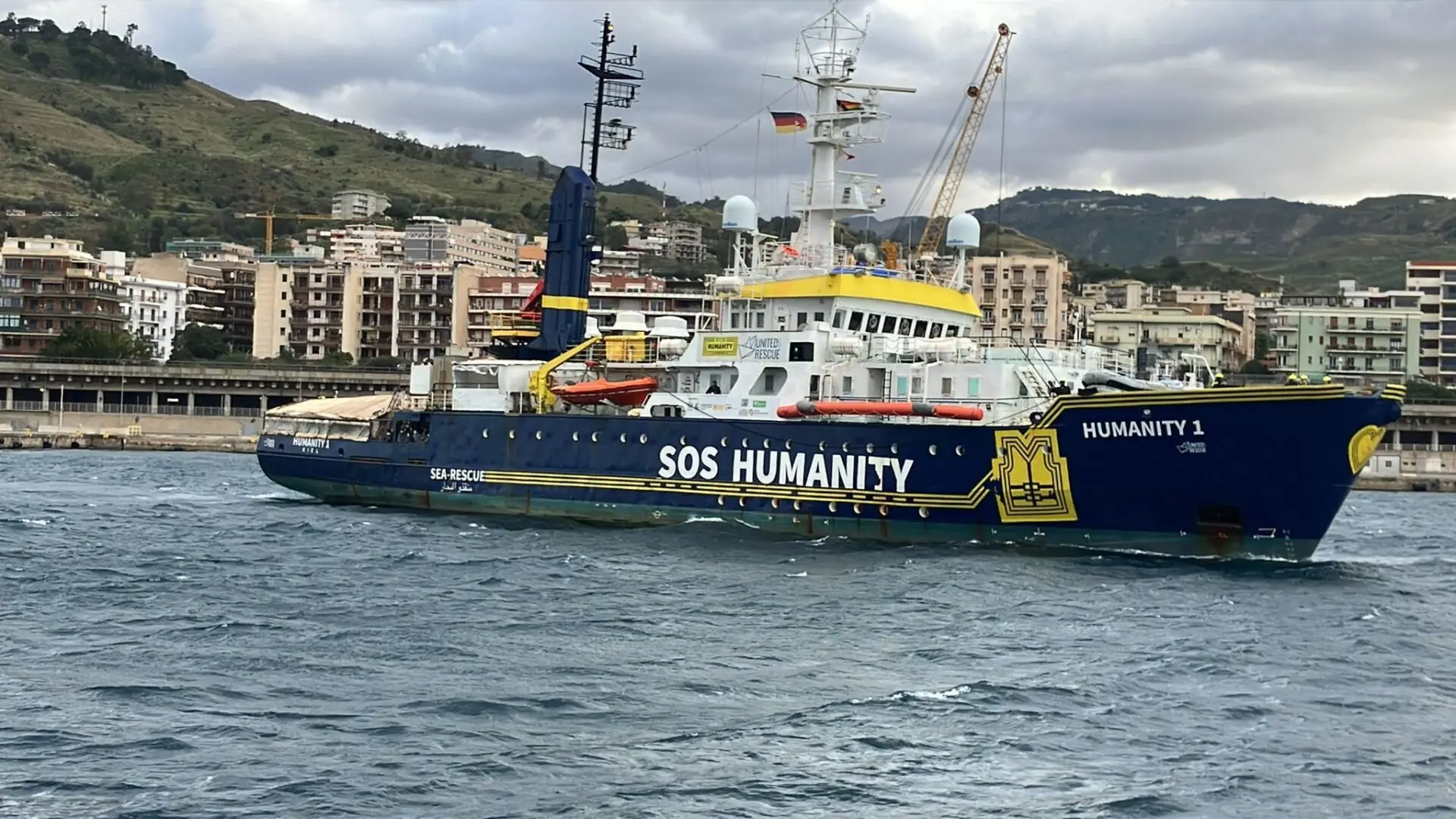 Reggio, in porto la nave Humanity 1 con a bordo 70 migranti di cui 26 minori non accompagnati