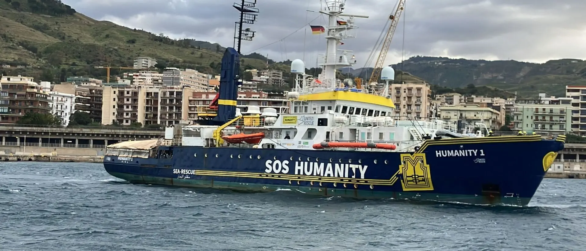 Reggio, in porto la nave Humanity 1 con a bordo 70 migranti di cui 26 minori non accompagnati