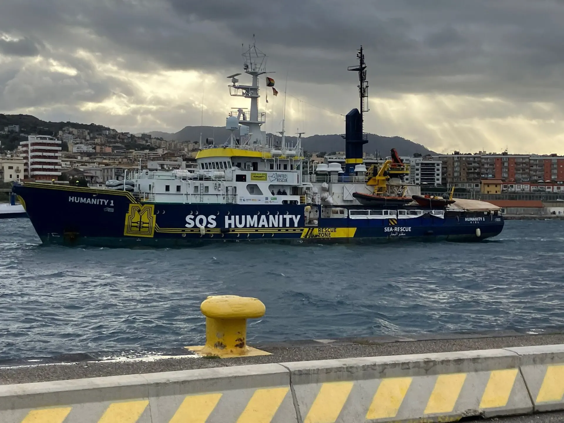 Porto di Reggio, la nave Humanity 1 con a bordo 70 migranti, di cui 26 minori, non riesce ad attraccare per il forte vento