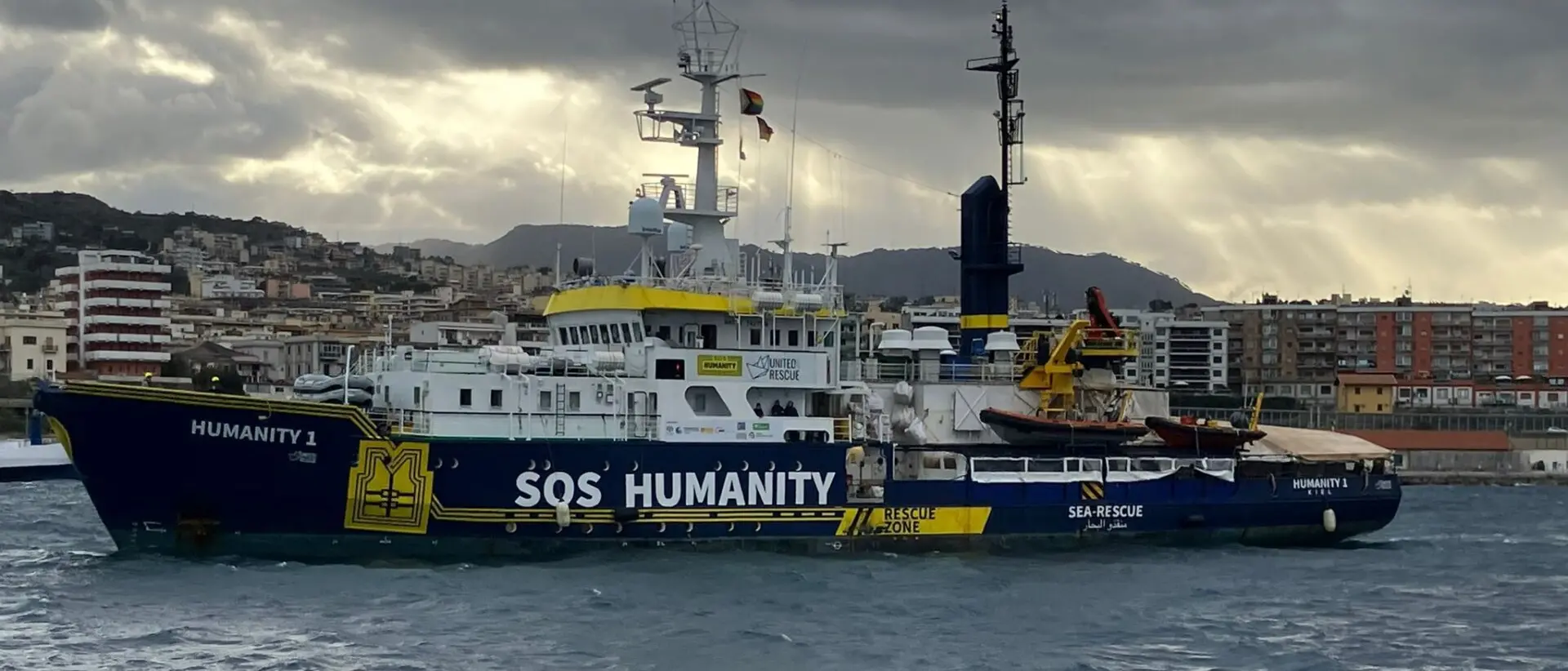 Porto di Reggio, la nave Humanity 1 con a bordo 70 migranti, di cui 26 minori, non riesce ad attraccare per il forte vento