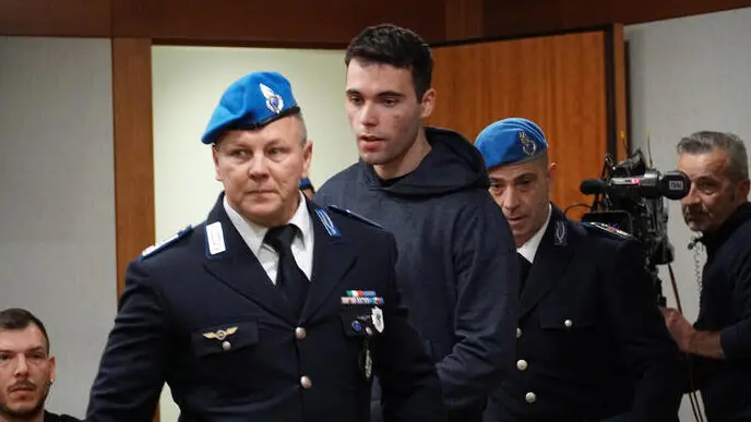 Filippo Turetta entra in aula della Corte di Assise, all\\u2019inizio dell\\u2019udienza odierna del processo per la morte di Giulia Cecchettin. Erano previste le repliche del Pm, delle parti civili all\\'arringa della difesa e l\\'eventuale controreplica, che per\\u00F2 non ci sono state. La Corte si \\u00E8 ritirata in camera di consiglio per discutere e deliberare la sentenza. Venezia 3 dicembre 2024. ANSA/ANDREA MEROLA , ANSA