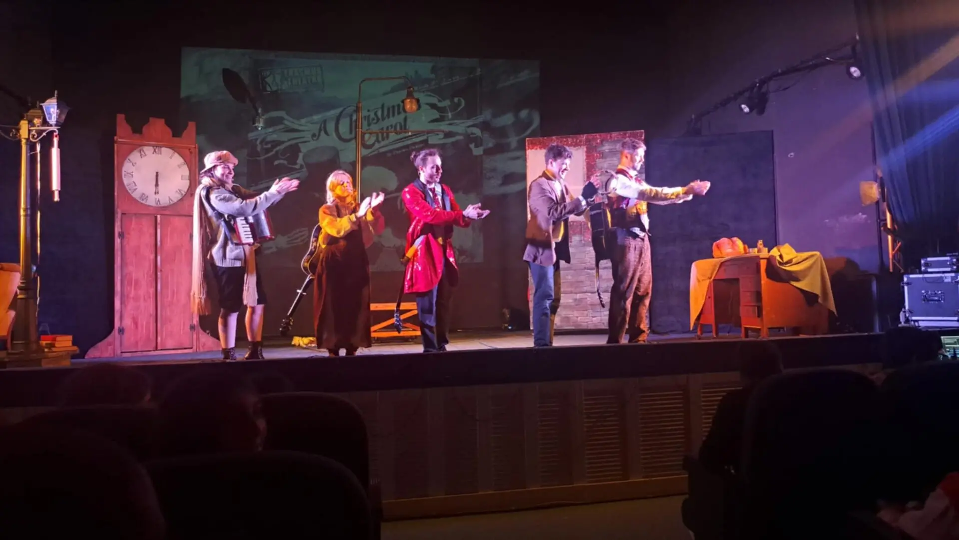 Gli studenti del polo liceale “Zaleuco – Oliveti – Panetta – Zanotti” allo spettacolo in inglese “A Christmas Carol” di Charles Dickens