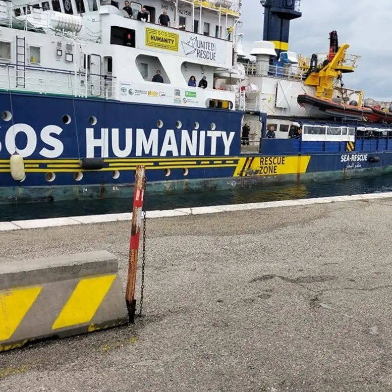 Porto di Reggio, arriva la Humanity 1 dopo aver soccorso 82 uomini su un'imbarcazione in legno precaria e sovraffollata