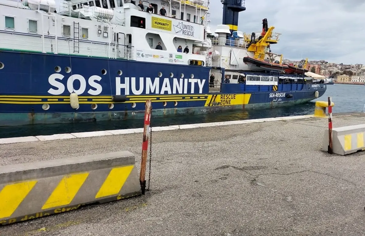 Porto di Reggio, arriva la Humanity 1 dopo aver soccorso 82 uomini su un'imbarcazione in legno precaria e sovraffollata