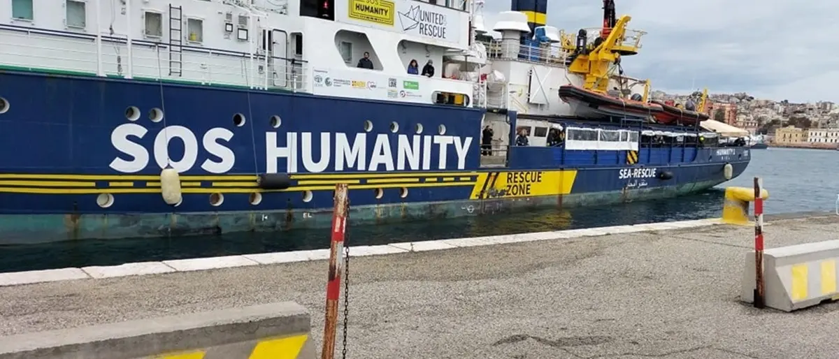 Porto di Reggio, arriva la Humanity 1 dopo aver soccorso 82 uomini su un'imbarcazione in legno precaria e sovraffollata