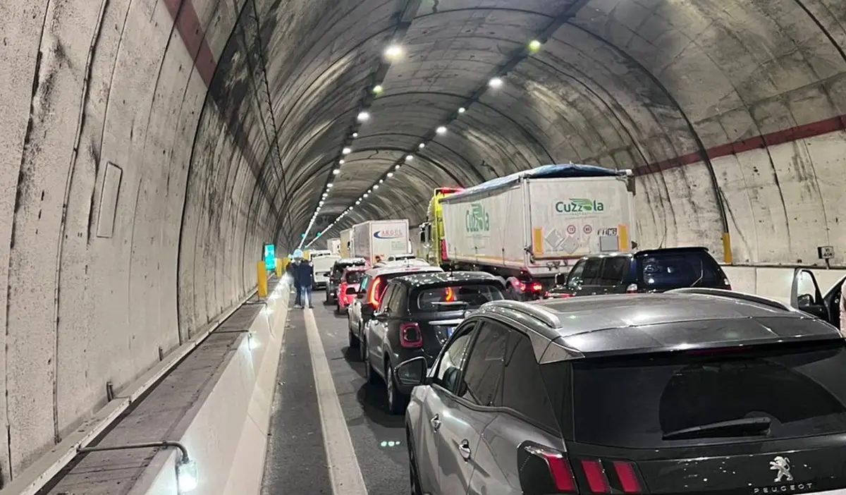 Autostrada A2, un camion si ribalta tra Bagnara e Palmi - VIDEO