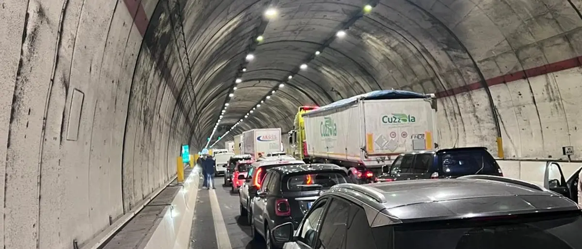 Autostrada A2, un camion si ribalta tra Bagnara e Palmi - VIDEO