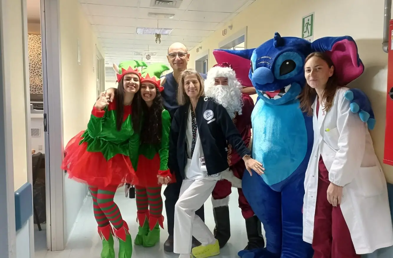 “La forza del sorriso”: mascotte e volontari portano gioia ai piccoli pazienti del GOM - FOTO