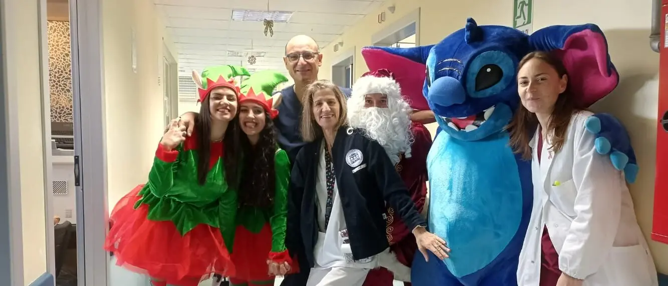 “La forza del sorriso”: mascotte e volontari portano gioia ai piccoli pazienti del GOM - FOTO