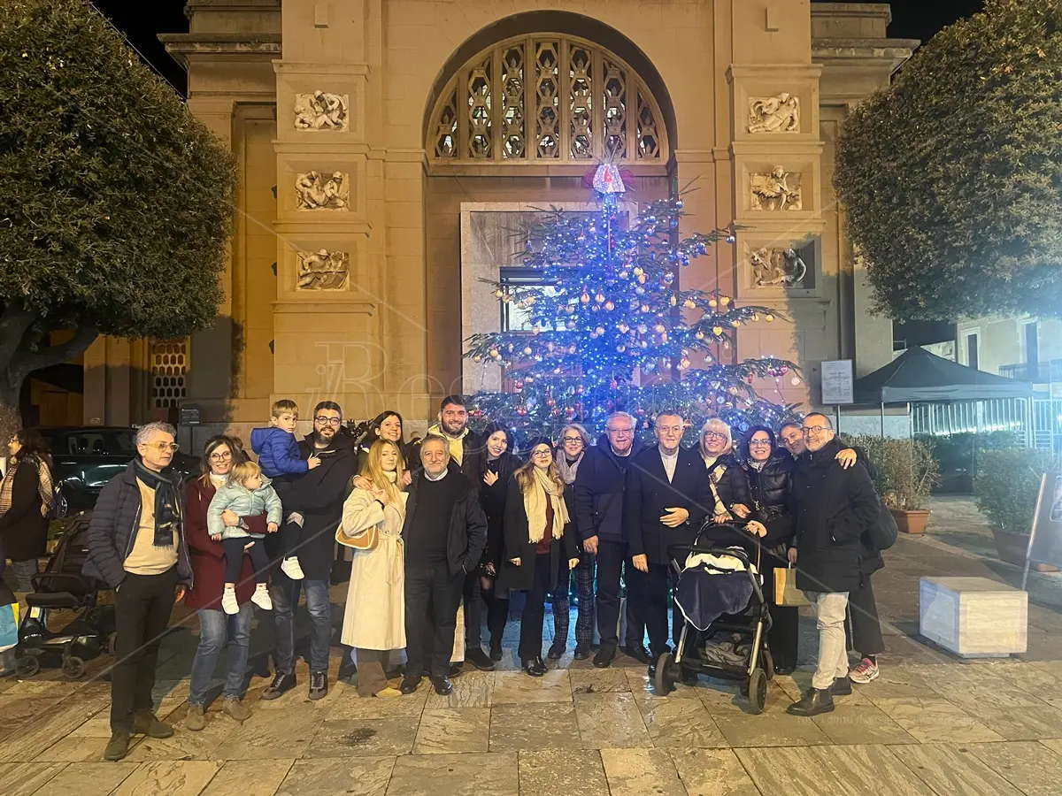 A Reggio l'albero del dono dell'Avis Comunale, cuori e parole per accendere la solidarietà - FOTO