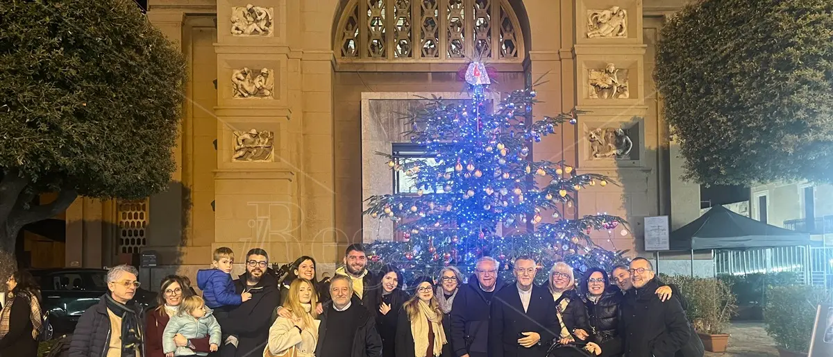 A Reggio l'albero del dono dell'Avis Comunale, cuori e parole per accendere la solidarietà - FOTO