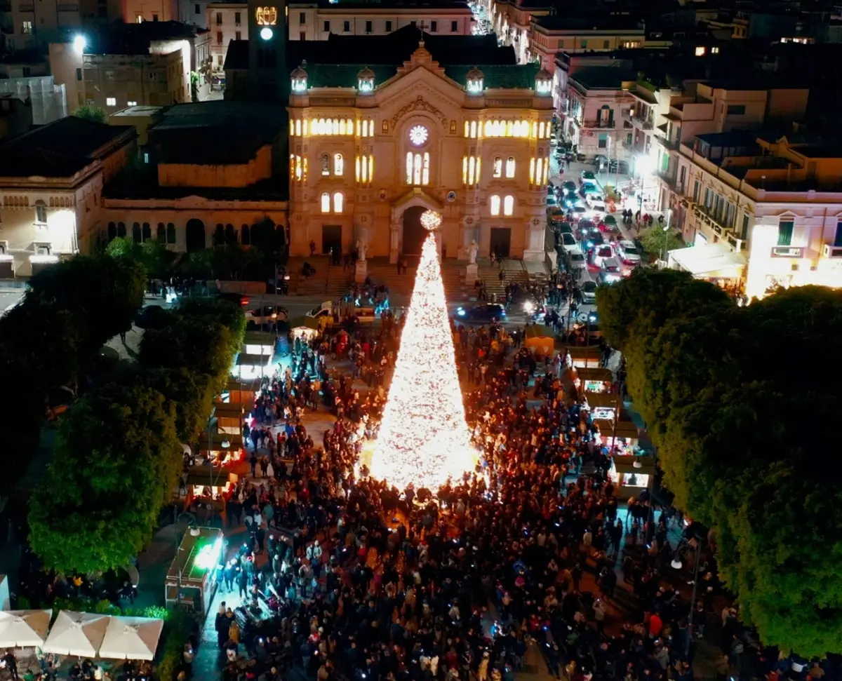 Reggio si illumina di Natale: acceso l'albero a piazza Duomo