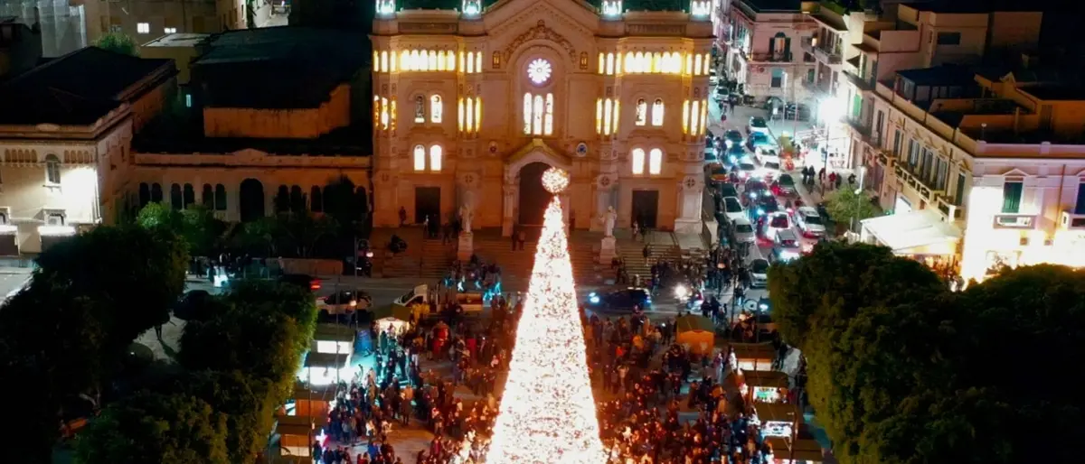 Reggio si illumina di Natale: acceso l'albero a piazza Duomo