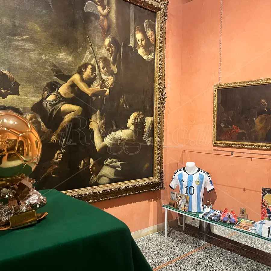 Pelè, Maradona e Messi: storie di pallone, campioni e cimeli straordinari nella mostra \"Il calcio è arte\" - FOTO e VIDEO
