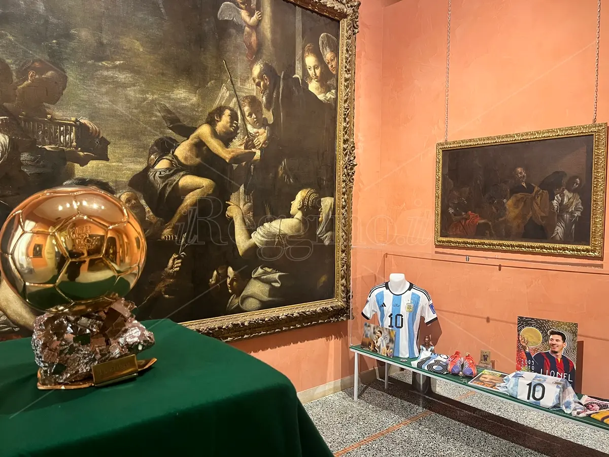 Pelè, Maradona e Messi: storie di pallone, campioni e cimeli straordinari nella mostra \"Il calcio è arte\" - FOTO e VIDEO