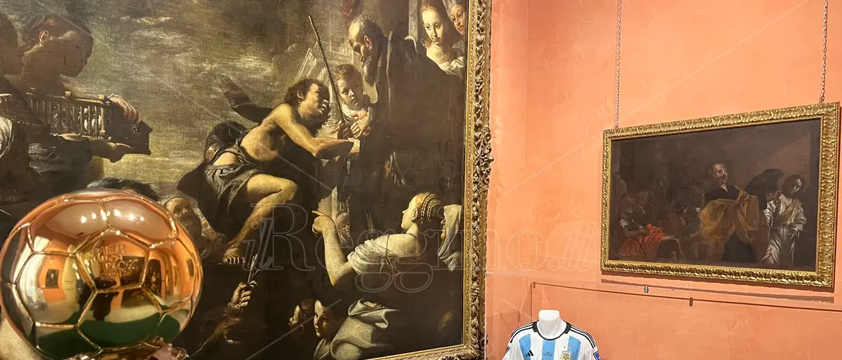 Pelè, Maradona e Messi: storie di pallone, campioni e cimeli straordinari nella mostra \"Il calcio è arte\" - FOTO e VIDEO