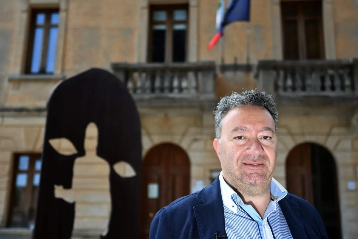 Accoglienza a Riace, la minoranza tuona contro Lucano: «Comune escluso dai finanziamenti? Una malagestione che ha favorito carriere politiche»
